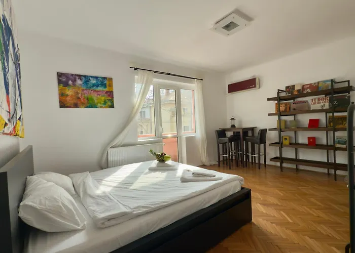 Lovely Bath & Balcony Victory Square 2 Room Apartment Bucureşti